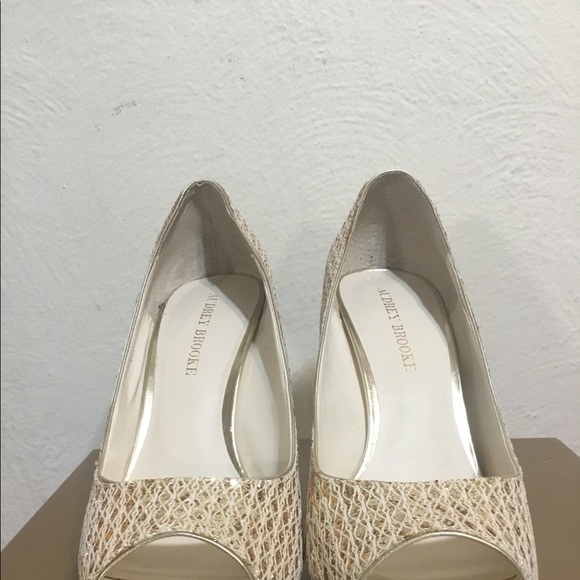 Audrey Brooke 9.5M Sexy Gold Peek Toe Pumps EUC - Picture 6 of 8
